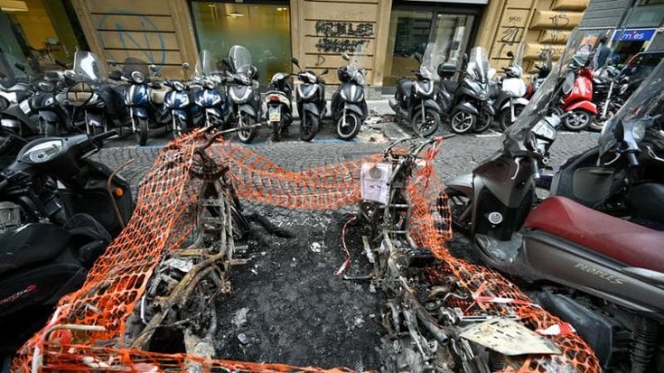 Ventinovenne fermato per gli incendi in zona Galleria Umberto di pochi giorni fa