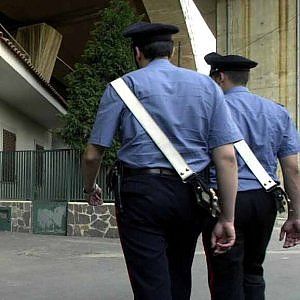 Taranto, la madre non gli dà i soldi: quarantenne la picchia e le devasta la casa