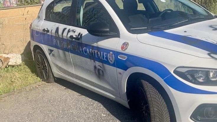 Ostia, tensioni durante controlli su casa sgomberata: ragazzi accerchiano e aggrediscono i vigili