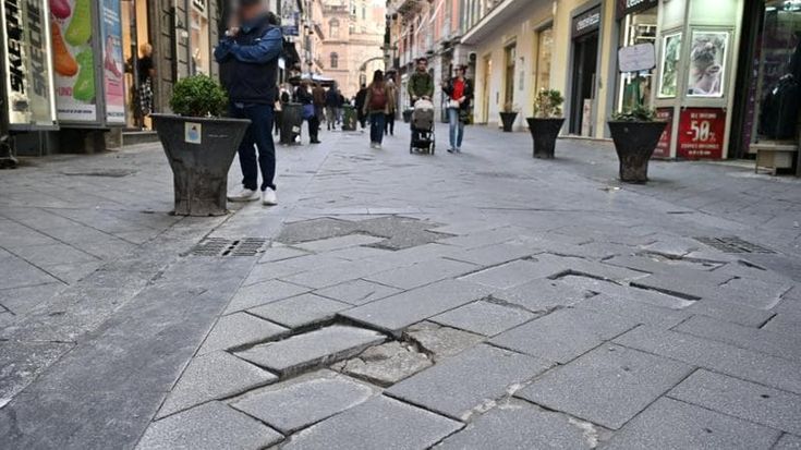 Via Chiaia tra rattoppi e dissesti. “Un pericolo per i pedoni, è ora di ripavimentare la strada”