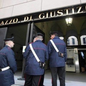 La madre morta vegliata dal figlio, tracce di sangue sul comodino 