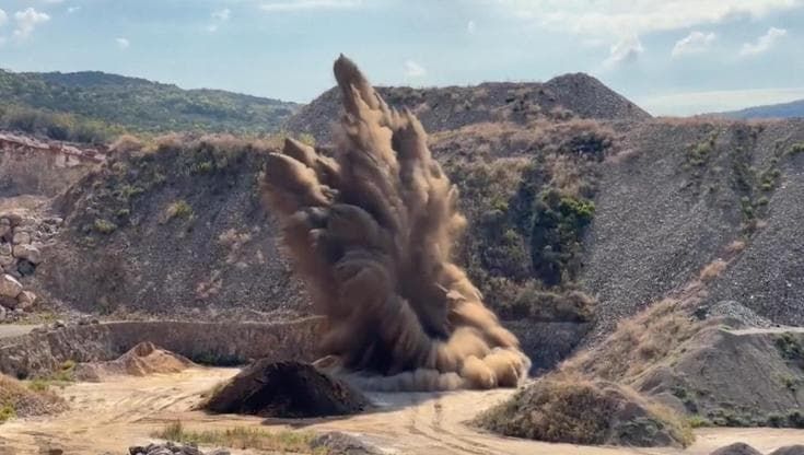 Orbetello, gli artificieri fanno brillare una bomba inesplosa da 500 libbre della 2° guerra mondiale