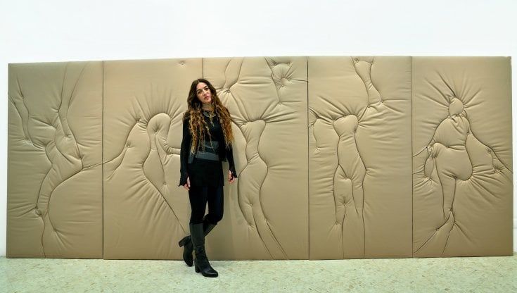 Se l'artista fa la pelle all'opera: la sfida di Loredana Longo