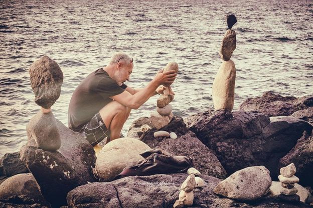 “Parliamo alle pietre perché stiano in equilibrio”, a Massa Lubrense il festival dello “stone balancing”