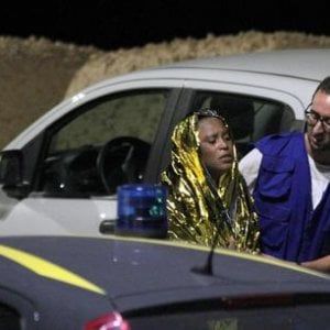 Lampedusa, con i sopravvissuti per riconoscere i cadaveri: “Corpi straziati, dolore e angoscia verso chi non ce l’ha fatta”  