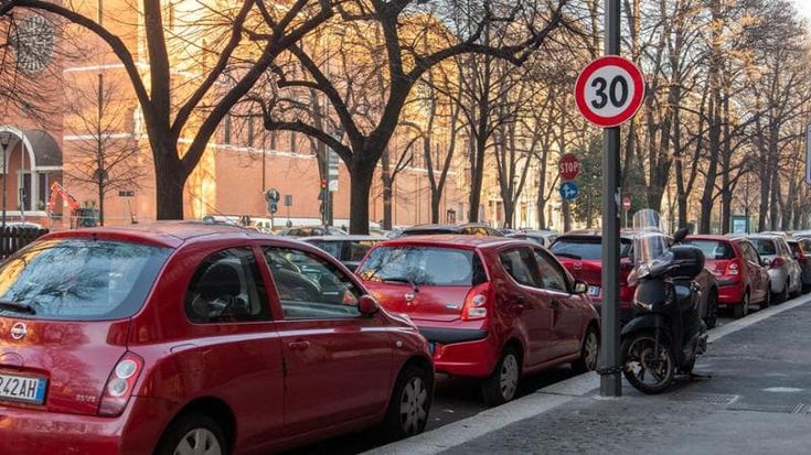 Il modello Milano per le auto a 30 all’ora è lontano da quello di Bologna: sì a più aree, no al limite in tutta la città