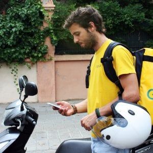 Cibo a domicilio, Glovo compra Foodora Italia