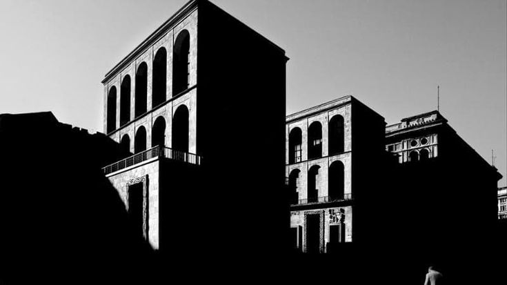 Gabriele Croppi, lo sguardo metafisico sulla città in bianconero