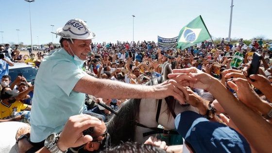 Brasile, Bolsonaro scherza sul coronavirus: "Dopo 20 giorni al chiuso, ho la muffa nei polmoni"