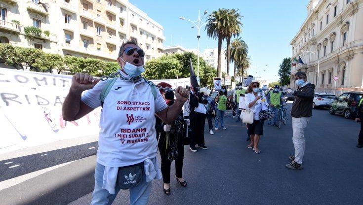 Banca popolare di Bari, la guerra dei risarcimenti: “Non paghiamo”. Azionisti infuriati 