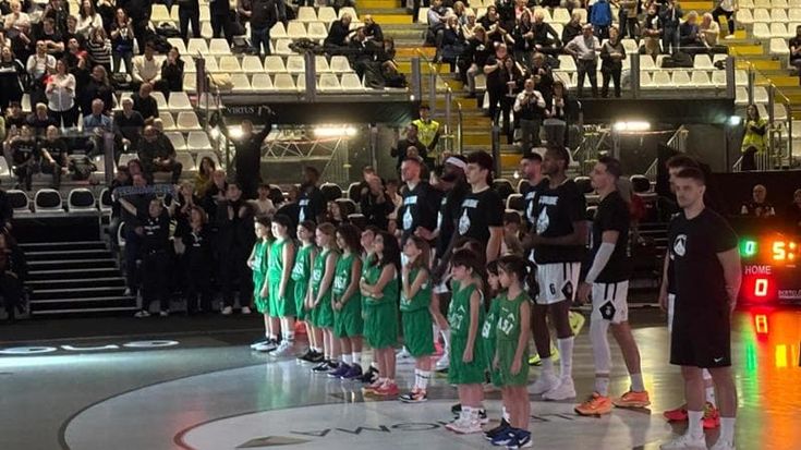 Le bimbe del basket in campo per una gara maschile: il debutto alla Virtus Arena
