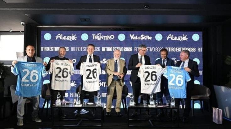 I trofei vinti dal Napoli in mostra nei ritiri la sorpresa per i tifosi in Trentino e Abruzzo