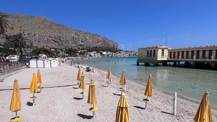 Mondello, il mare è inquinato: divieto di balneazione nell’area dello stabilimento