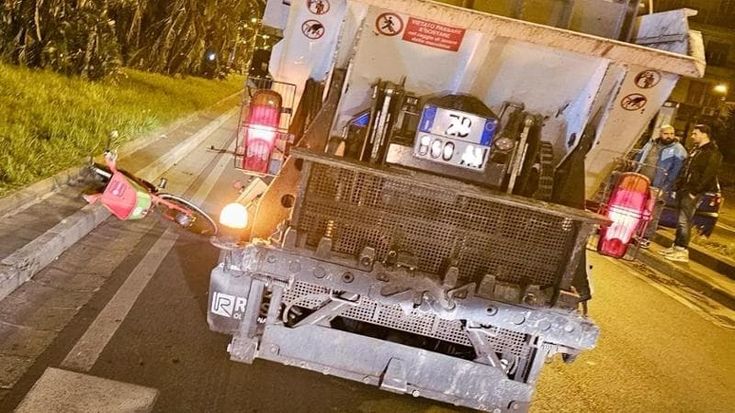 Terribile incidente a Napoli, camion dei rifiuti investe bici: muore studentessa tedesca