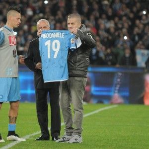 Tutto lo stadio canta "Napule &egrave;" De Laurentiis: Pino &egrave; come De Filippo, Tot&ograve; e Troisi