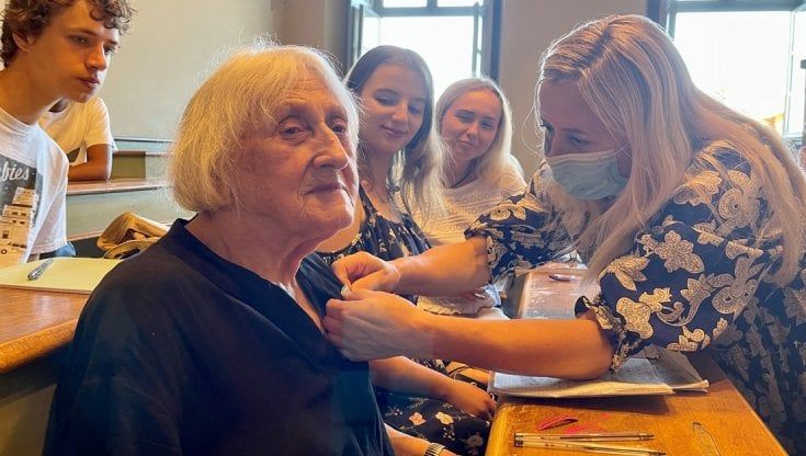 Perugia, profuga ucraina di 93 anni allieva all'ateneo per stranieri: "Studio italiano per scrivere poesie di pace"