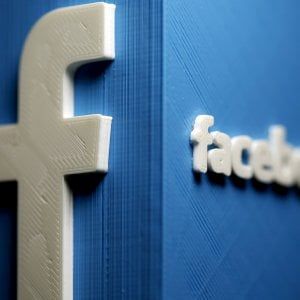 Catania, fa un apprezzamento su Facebook a una donna: il marito gli spara