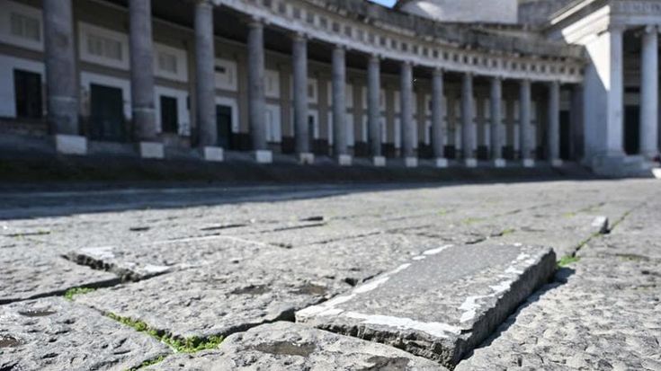 Plebiscito, basoli dissestati davanti al colonnato della basilica. E si indaga sul masso caduto