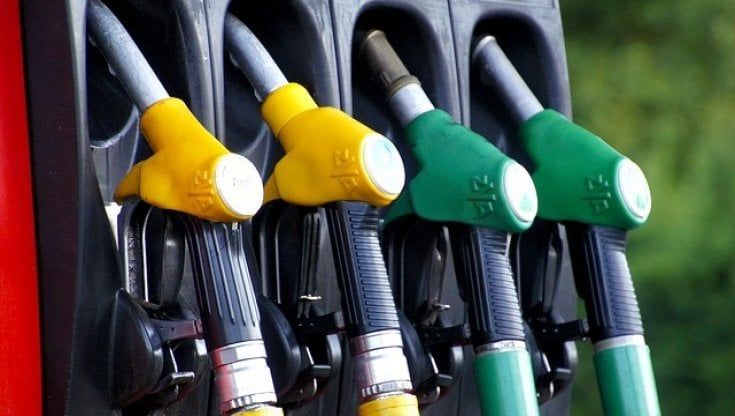 Rialzi record per la benzina vicina ai 2 euro per tutto l’anno e 400 euro in più a famiglia