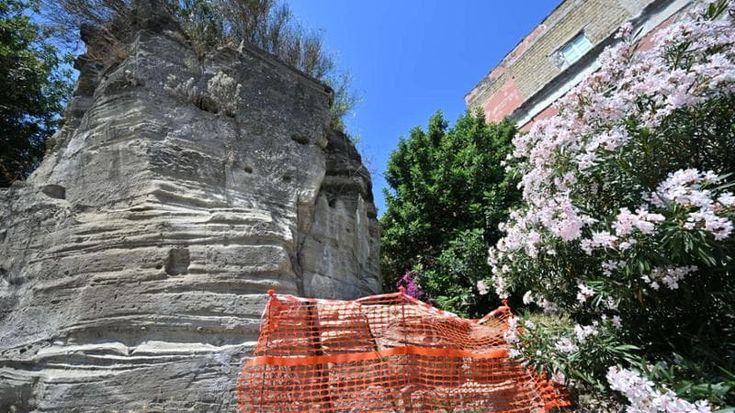 Monte Echia a Napoli, scatta una foto inciampa e cade giù: grave un turista palermitano di 20 anni
