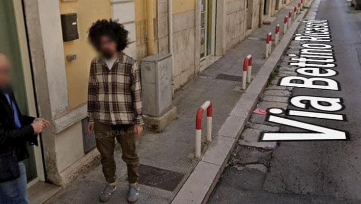 C’è Caparezza su Google Maps, lo scatto a Molfetta è già un meme: “Chi sarà quell’anonimo abitante?”