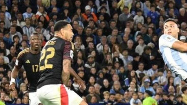 La splendida semirovesciata di Lautaro fa impazzire i tifosi argentini