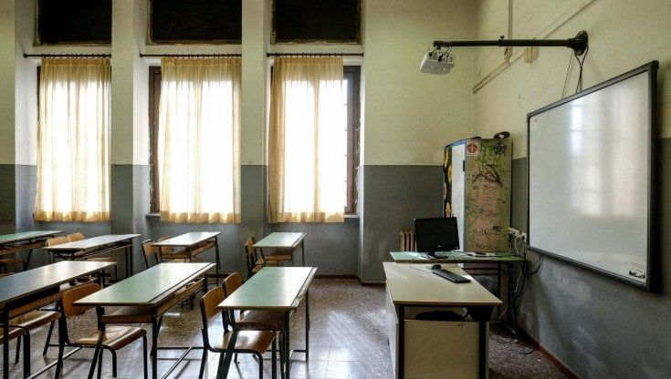 Prof di religione invia foto hard ai suoi studenti. Denuciano in tre: indaga la procura di Latina