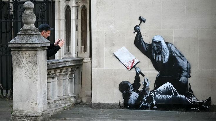 Chi paga per pulire Banksy? L’eterno scontro arte-potere