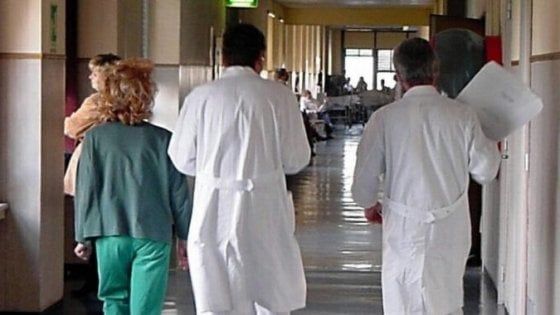 Brindisi, dimenticarono ago e filo di sutura nell'anca di un paziente operato: 4 medici indagati