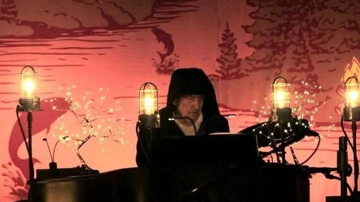 Bob Dylan torna in Italia ma il cambio dei chitarristi è un rebus (e sui social chiama l’IA)