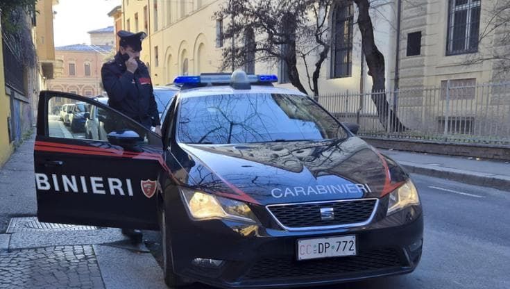 Spaccio, lite tra gang a colpi di machete: un ferito grave