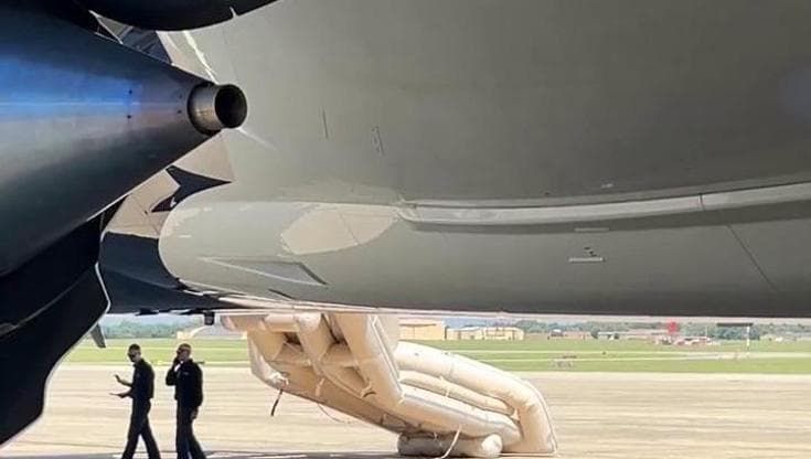 Incidente sull'Air Force One: lo scivolo gonfiabile si apre a sorpresa sull'aereo presidenziale