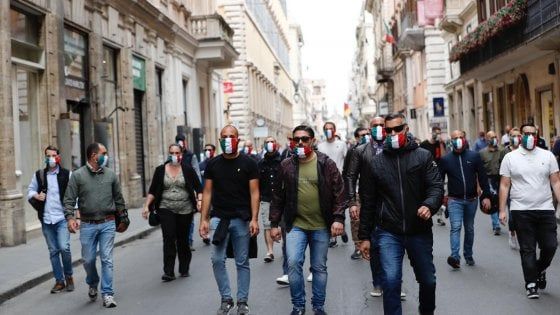 Roma, sovranisti in corteo con le mascherine tricolori. "In piazza per il nostro lavoro e il nostro futuro"