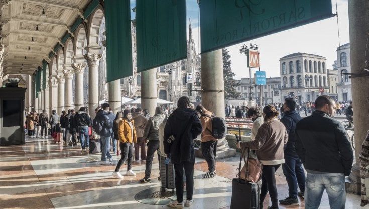 Covid, ondata di contagi di medici e infermieri e ospedali in affanno