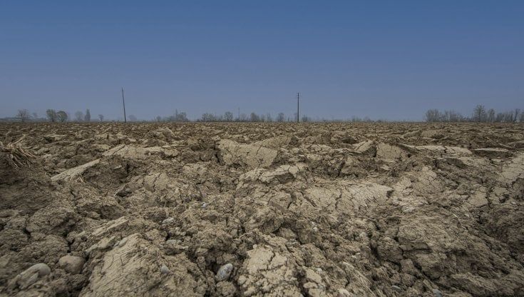 Siccità record in Lombardia, diversi comuni riforniti con autobotti