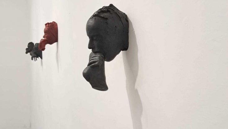 Le sculture di Francesca Tulli, gesti estremi e dolcezza del corpo che si nutre di sé