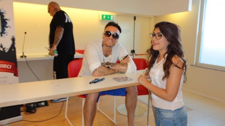Gue Pequeno, accoglienza da stadio alla Mondadori