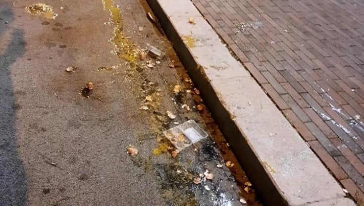 Bari, vandali in azione nella notte di Halloween: al San Paolo bus devastati e uova su auto e passanti
