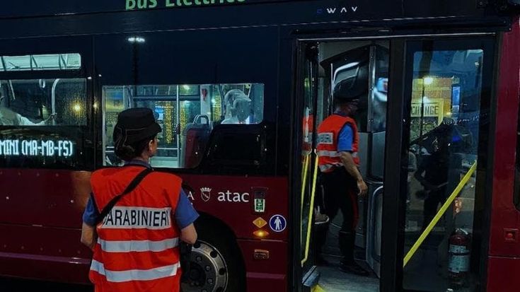 In doppia fila blocca bus, l’autista lo riprende e l’uomo prende a calci il mezzo e si dà alla fuga