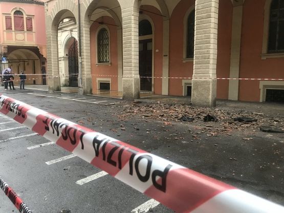 Bologna, crolla un cornicione in zona universitaria