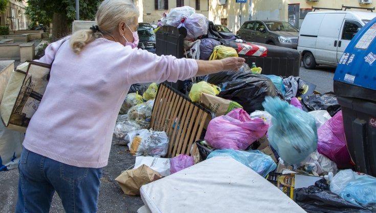Roma, vita da netturbina: "Lavoriamo tra i topi e i cittadini ci insultano. Mezzi pieni di rifiuti, impossibile svuotarli"