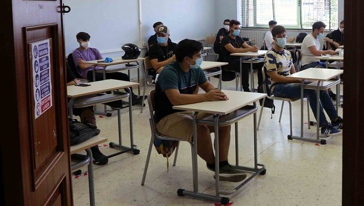 Scuola, in Puglia superiori verso la riapertura a metà dal 25 gennaio: "Ma sarà garantita la Dad"