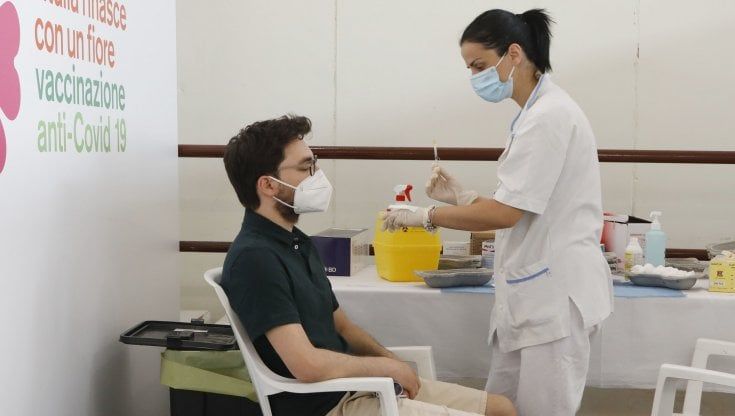 La battaglia di un ragazzo per vaccinarsi: “A 17 anni scelgo da solo, per questo mi ribello a mamma e papà no vax”
