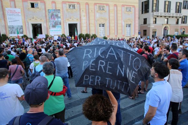 Genova, nuova protesta anti-pass: corteo per le vie del centro