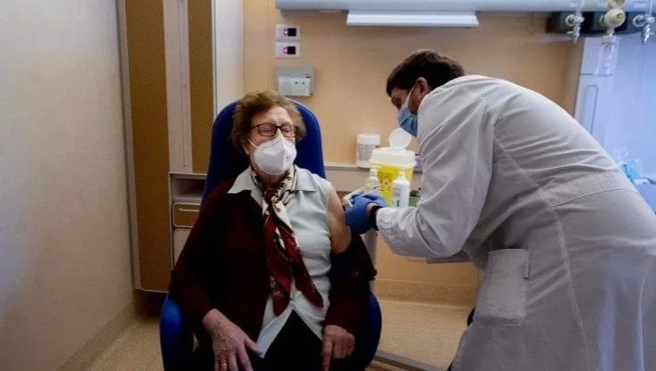 Vaccini, in Liguria solo AstraZeneca per la fascia 60-80 anni. I medici di famiglia: "Accordo con la Regione in valutazione"
