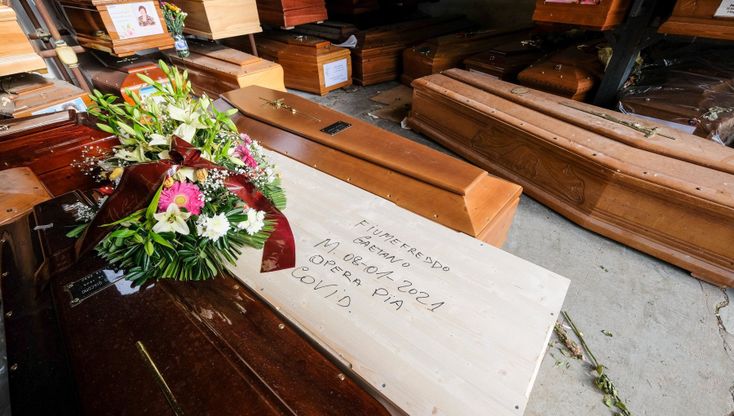 Palermo, emergenza cimiteri: soldi bloccati e bare accatastate. Le foto della vergogna ai Rotoli