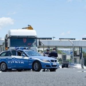 Salerno, imbocca autostrada contromano per sfuggire alla polizia stradale