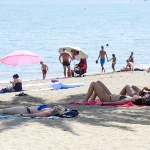 Partorisce il settimo figlio sulla spiaggia di Cattolica