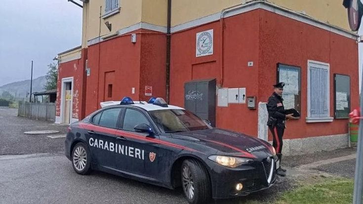 Rissa sul treno, otto giovani denunciati e corsa soppressa: passeggeri tornano a casa a piedi