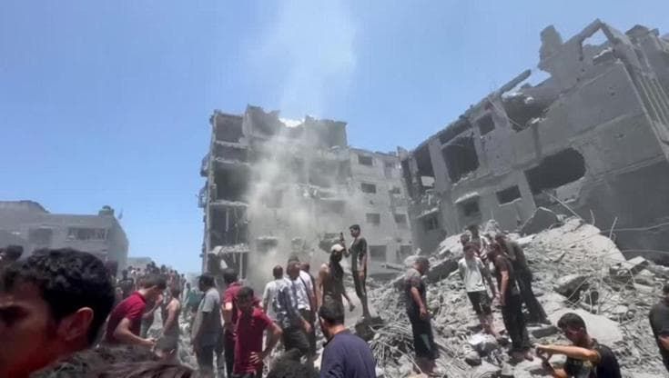 Gaza, raid Israele su campo profughi Shati, almeno 42 morti